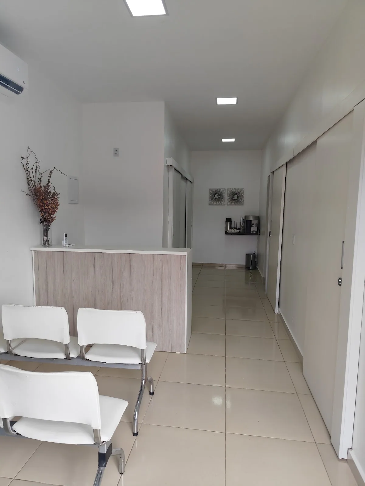 Recepção e sala de espera da Sorriso Perfeito, ambiente claro e organizado